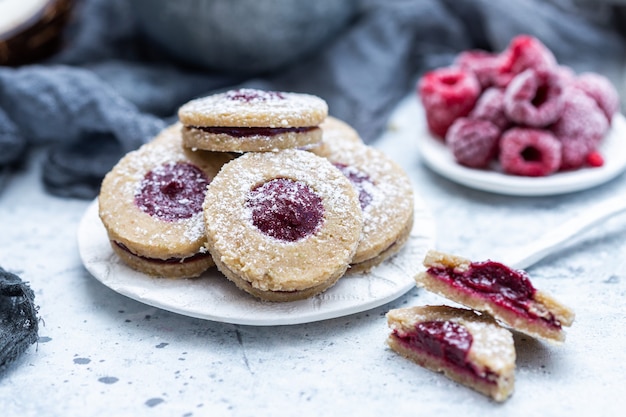 Gros plan de délicieux biscuits faits maison avec des framboises surgelées