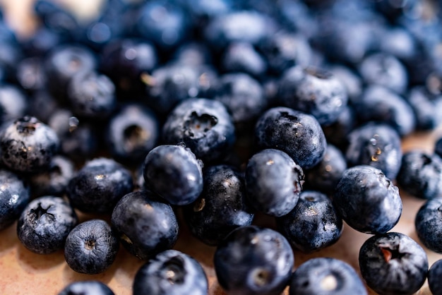 Gros plan de délicieux bleuets sur une surface