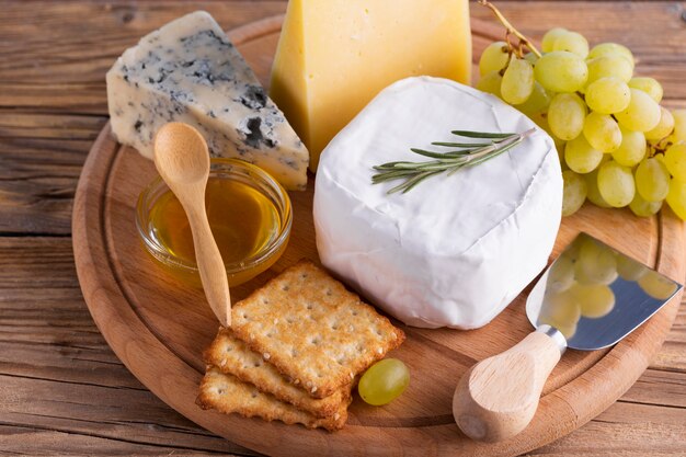 Gros plan de délicieux fromages et des collations sur une table