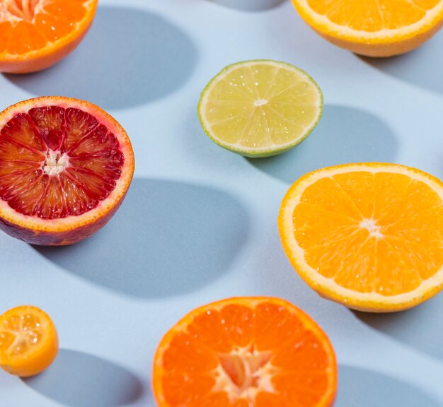 Gros plan de délicieux fruits sur la table