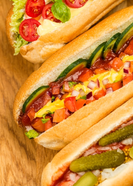 Gros plan de délicieux hot-dogs