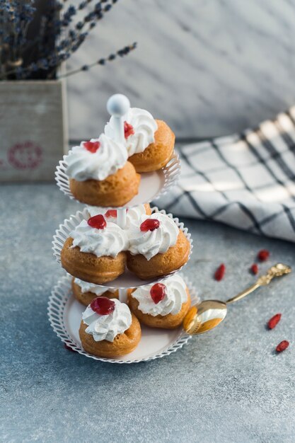 Gros plan, de, délicieux, muffins, sur, stand gâteau