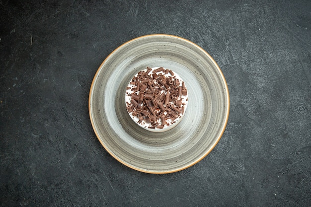 Gros plan d'un délicieux petit gâteau crémeux fait maison