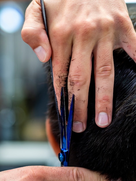 Photo gratuite gros plan derrière la coupe de cheveux professionnelle