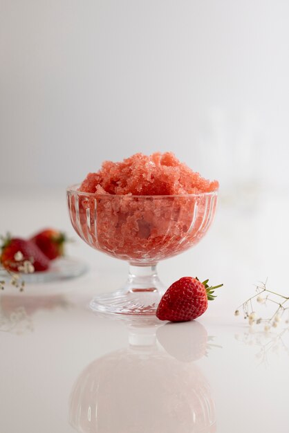 Gros plan sur le dessert granité aux fraises