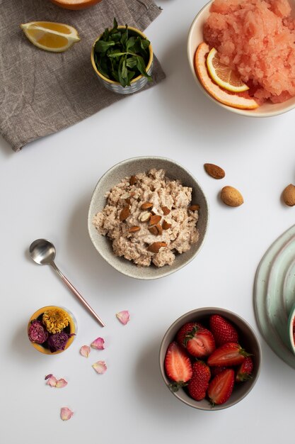 Gros plan sur un dessert granité avec divers ingrédients