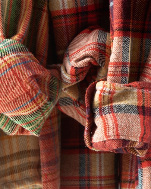 Gros plan sur le détail de la chemise en flanelle