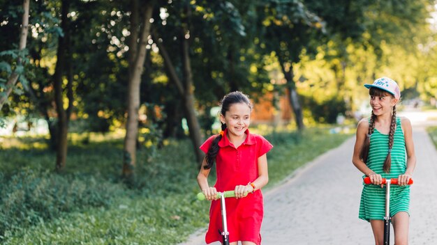 Gros plan, deux, amis femmes, équitation, coup, scooter