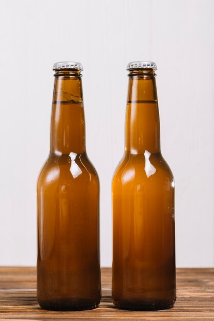Gros plan, de, deux, bière, bouteilles, sur, bois, surface