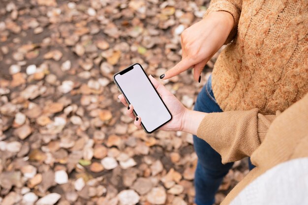 Gros plan, deux, jeunes femmes, regarder téléphone