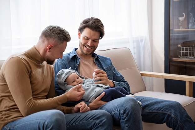 Gros plan sur deux papas et un bébé