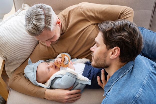 Photo gratuite gros plan sur deux papas et un bébé