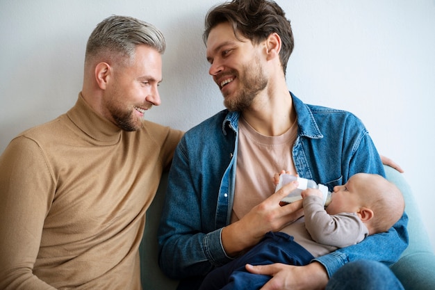 Gros plan sur deux papas et un bébé