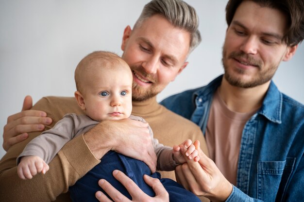 Gros plan sur deux papas et un bébé