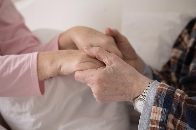 Photo gratuite gros plan de deux personnes âgées se tenant la main