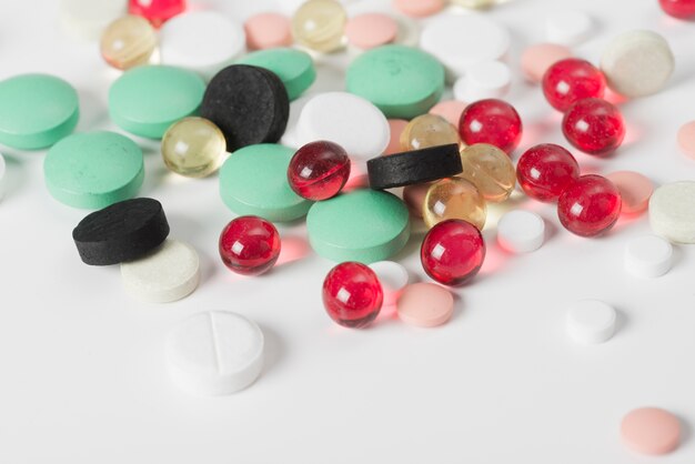 Gros plan différentes pilules colorées