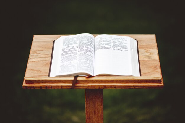 Gros plan d'un discours en bois avec un livre ouvert