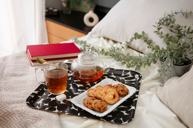 Gros plan sur la disposition romantique du lit du petit-déjeuner
