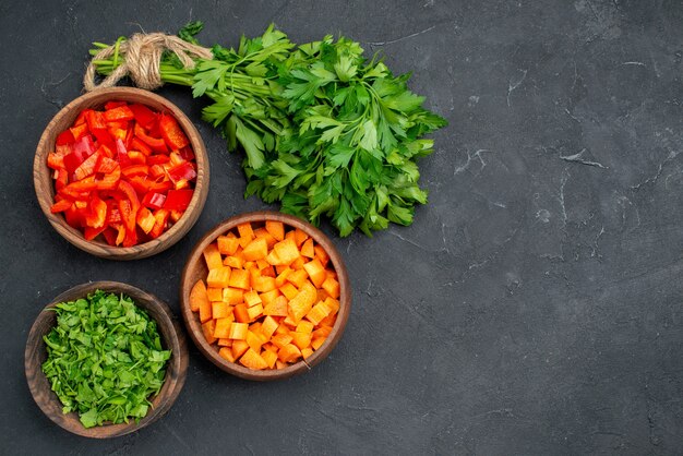 Gros plan sur divers légumes hachés dans des bols