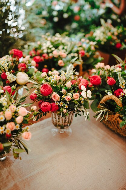 Gros plan de diverses belles fleurs dans un vase