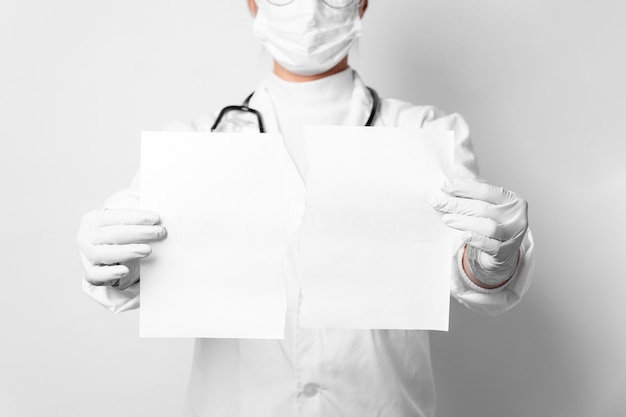 Photo gratuite gros plan, docteur, chirurgical, masque, tenue, papiers