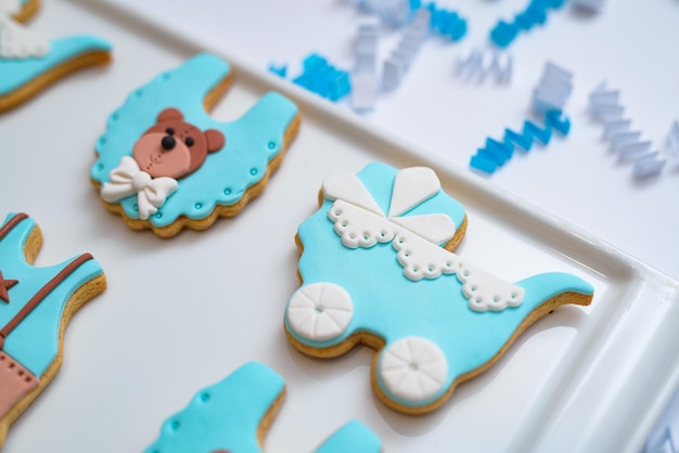 Photo gratuite gros plan de la douce et délicieuse douche de bébé biscuits colorés sur la plaque