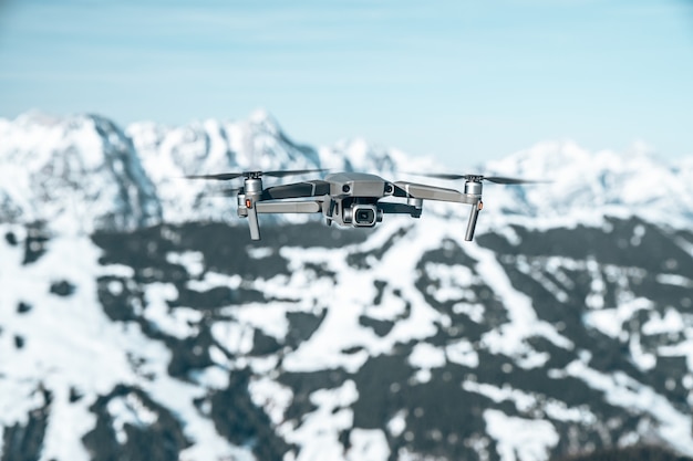 Gros plan d'un drone au-dessus d'un magnifique paysage montagneux recouvert de neige