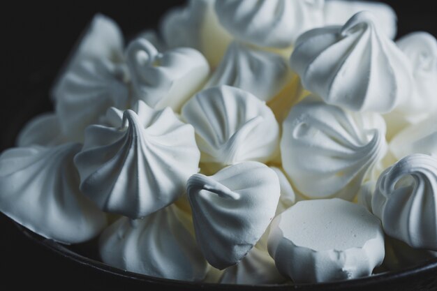 Gros plan du baiser merengue blanc fait maison.