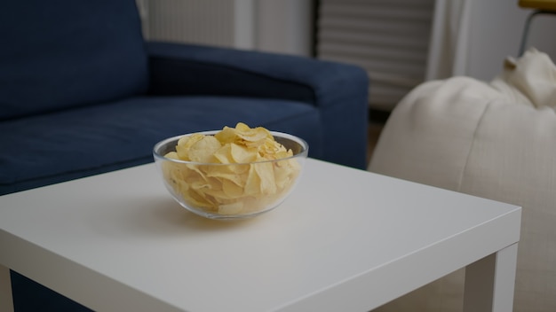 Gros Plan Du Bol De Pommes De Terre Frites Indésirables Mis Sur Une Table En Bois Dans Une Salle De Fête Vide Avec Personne Dedans Apartamen...