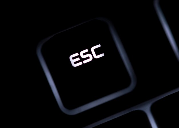 Gros plan du bouton ESC sur clavier noir