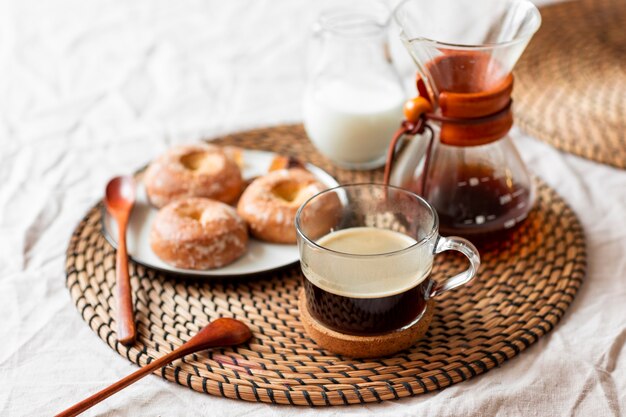 Gros plan du café frais avec des pâtisseries