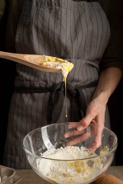 Gros plan du chef préparant la pâte