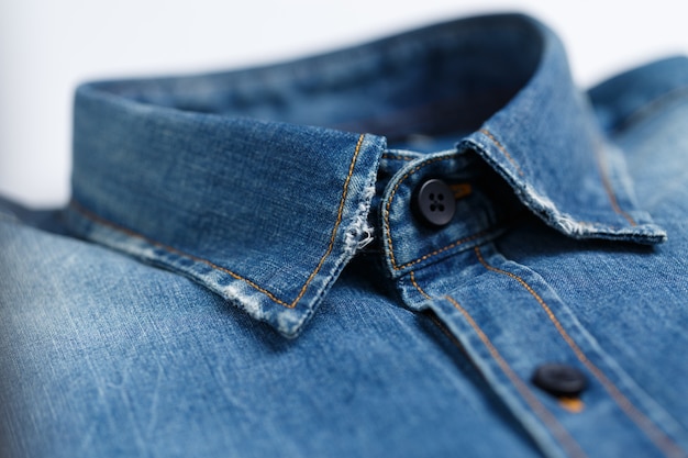 Gros plan du col d'une chemise homme en denim bleu repassée et élégante