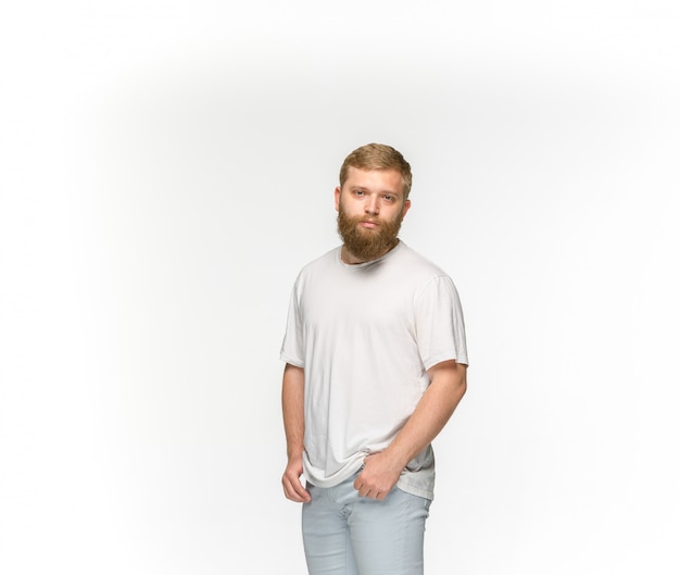 Gros plan du corps du jeune homme en t-shirt blanc vide isolé sur espace blanc. Maquette pour concept de conception