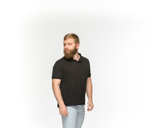 Gros plan du corps du jeune homme en t-shirt noir vide sur blanc.