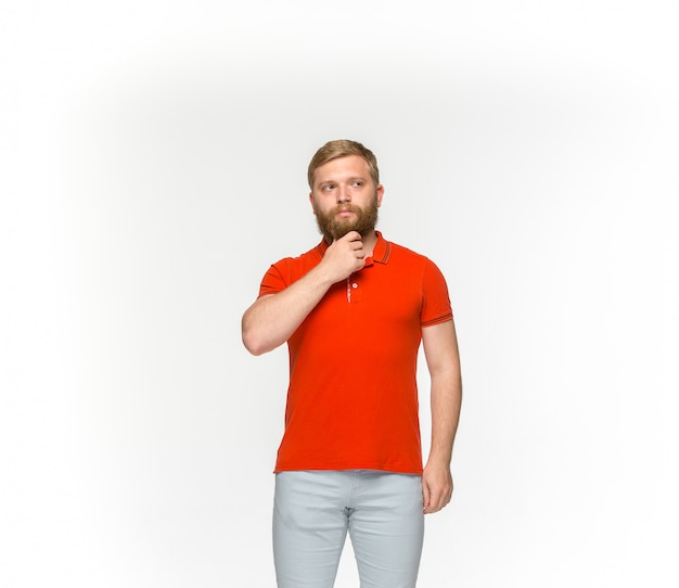 Gros plan du corps du jeune homme en t-shirt rouge vide sur blanc.