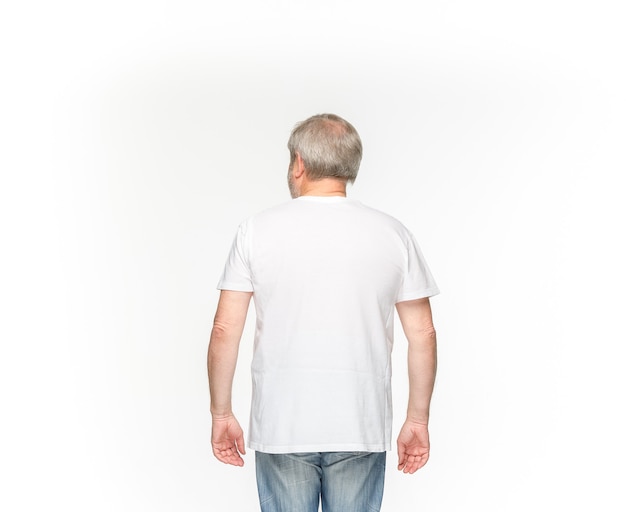 Gros plan du corps de l'homme senior en t-shirt blanc vide isolé sur fond blanc. Vêtements, maquette pour concept disign avec espace de copie.