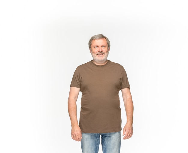 Gros plan du corps de l'homme senior en t-shirt marron vide isolé sur fond blanc. Maquette pour le concept de conception