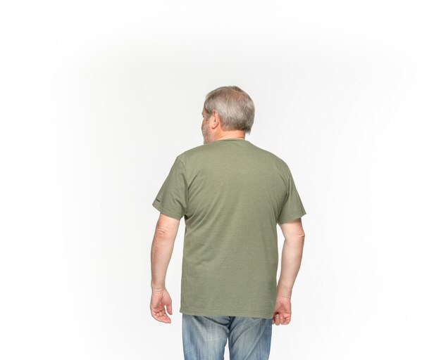 Gros plan du corps de l'homme senior en t-shirt vert vide sur blanc.