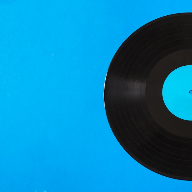 Gros plan du disque vinyle sur fond bleu