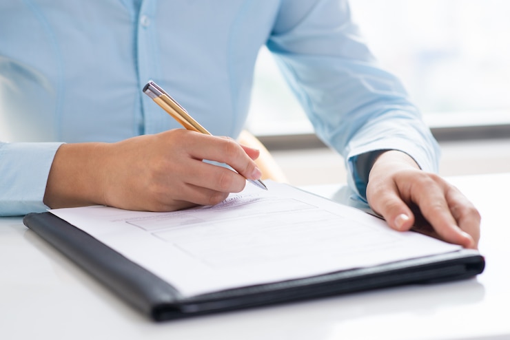 Photo gratuit gros plan du document de relecture d&#39;une personne