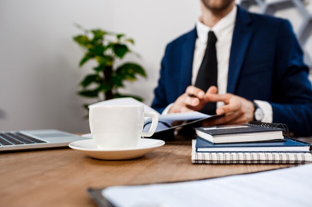 Gros plan du jeune homme d'affaires prospère sur le lieu de travail.