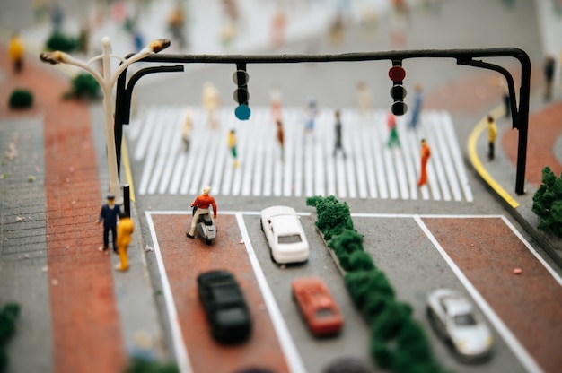 Gros plan du modèle de petites voitures sur la route, conception du trafic.