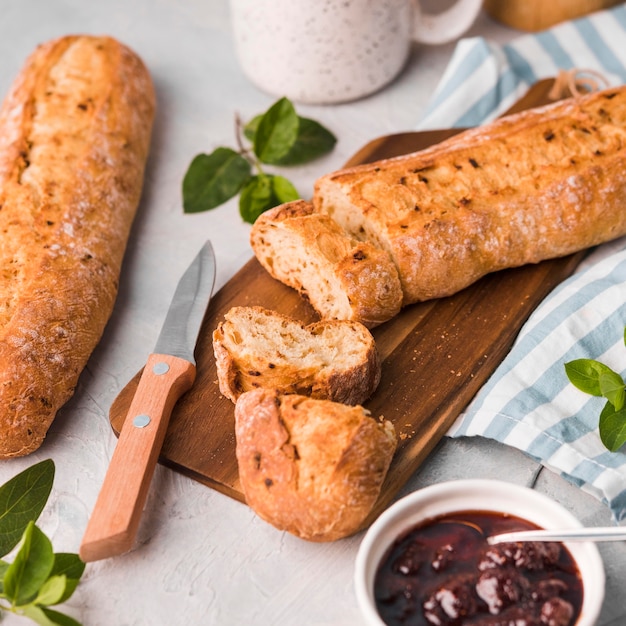 Photo gratuite gros plan du pain fait maison avec de la confiture sur la table