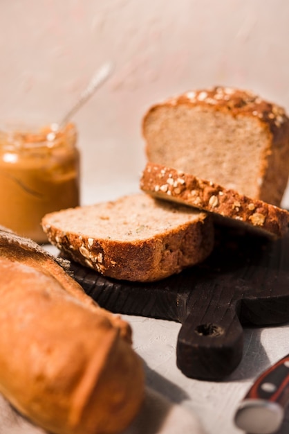 Gros plan du pain fait maison avec du beurre d'arachide