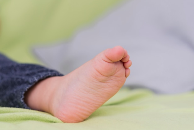 Photo gratuite gros plan du pied d'un enfant