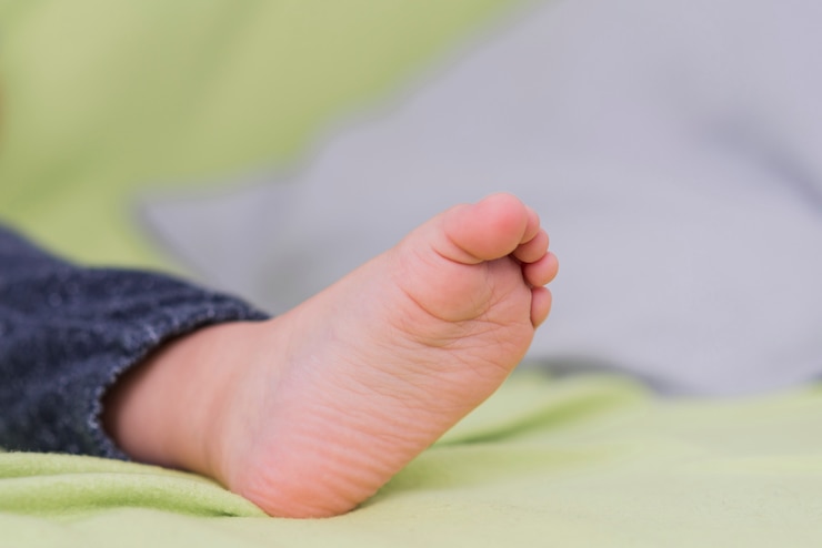 Photo gratuit gros plan du pied d&#39;un enfant