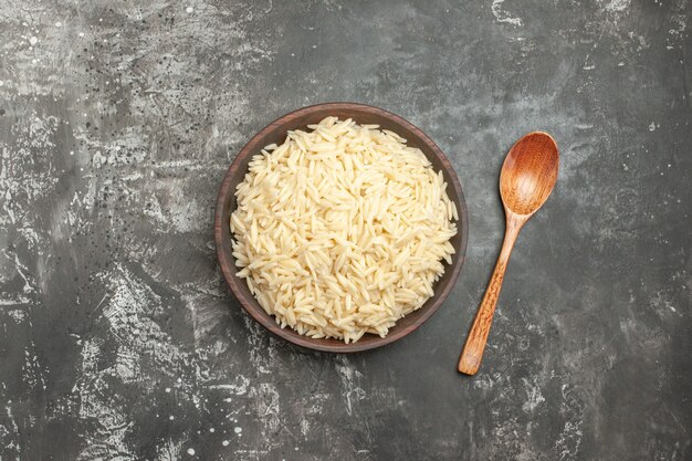 Gros plan sur du riz bouilli dans un pot en bois marron