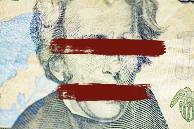 Gros plan du visage d'Andrew Jackson sur un billet d'un dollar avec des lignes peintes sur les yeux et la bouche