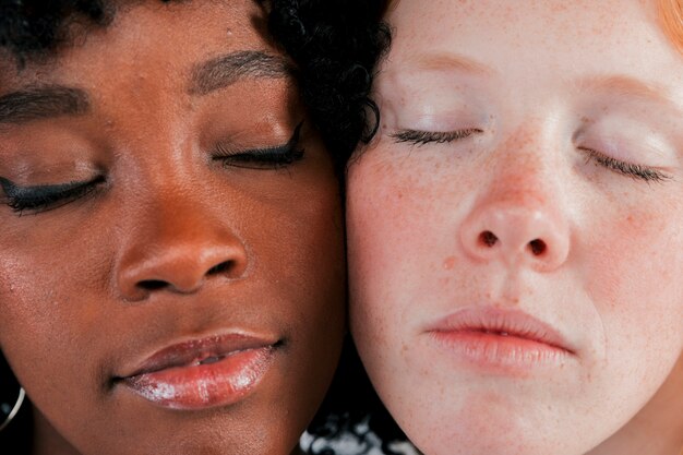 Gros plan du visage de femme peau claire et claire avec les yeux fermés